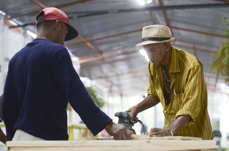Como artesãs, pessoas em situação de rua mostram seus trabalhos
