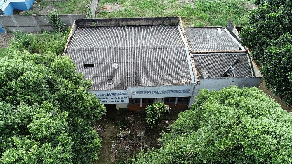 Prédios públicos abandonados viram pontos para usuários de drogas em Ariquemes, RO