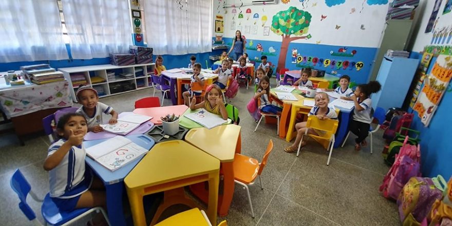Prefeitura começa a substituir todas as carteiras e cadeiras das escolas de ensino infantil de Jaru