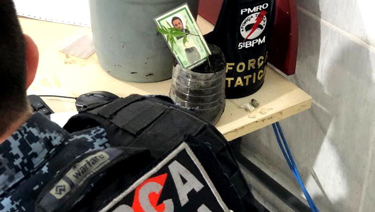 PM prende homem com moto roubada, drogas e pés de maconha em Operação Saturação
