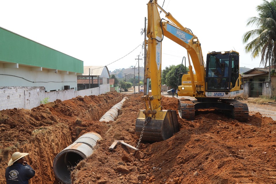 Prefeitura de Jaru realiza drenagem em trecho da rua Paraná