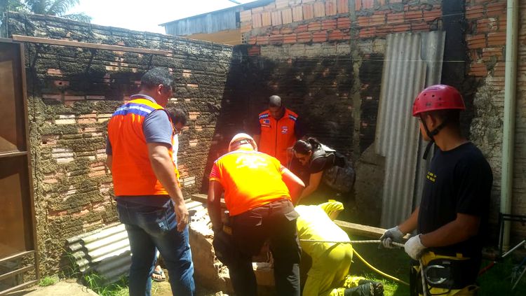 Bombeiros resgatam homem que ficou soterrado em poço na Capital
