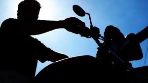 Suspeito em uma moto rouba frentista em posto de combustível em Ariquemes, RO