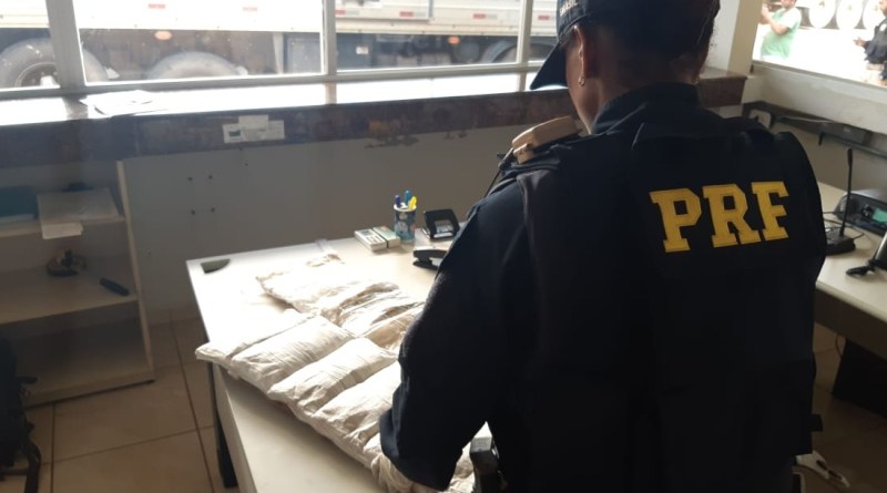 Em Ji-Paraná (RO), PRF prende duas mulheres com mais de 13 quilos de cocaína